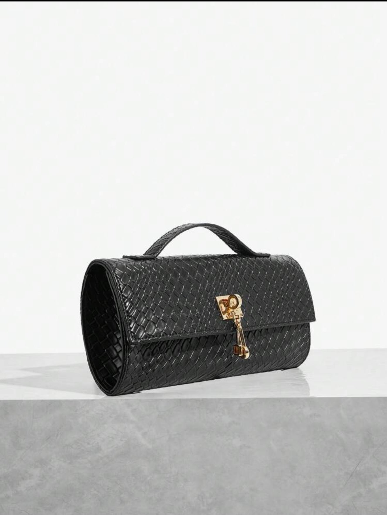 Sac à main tressé noir élégant