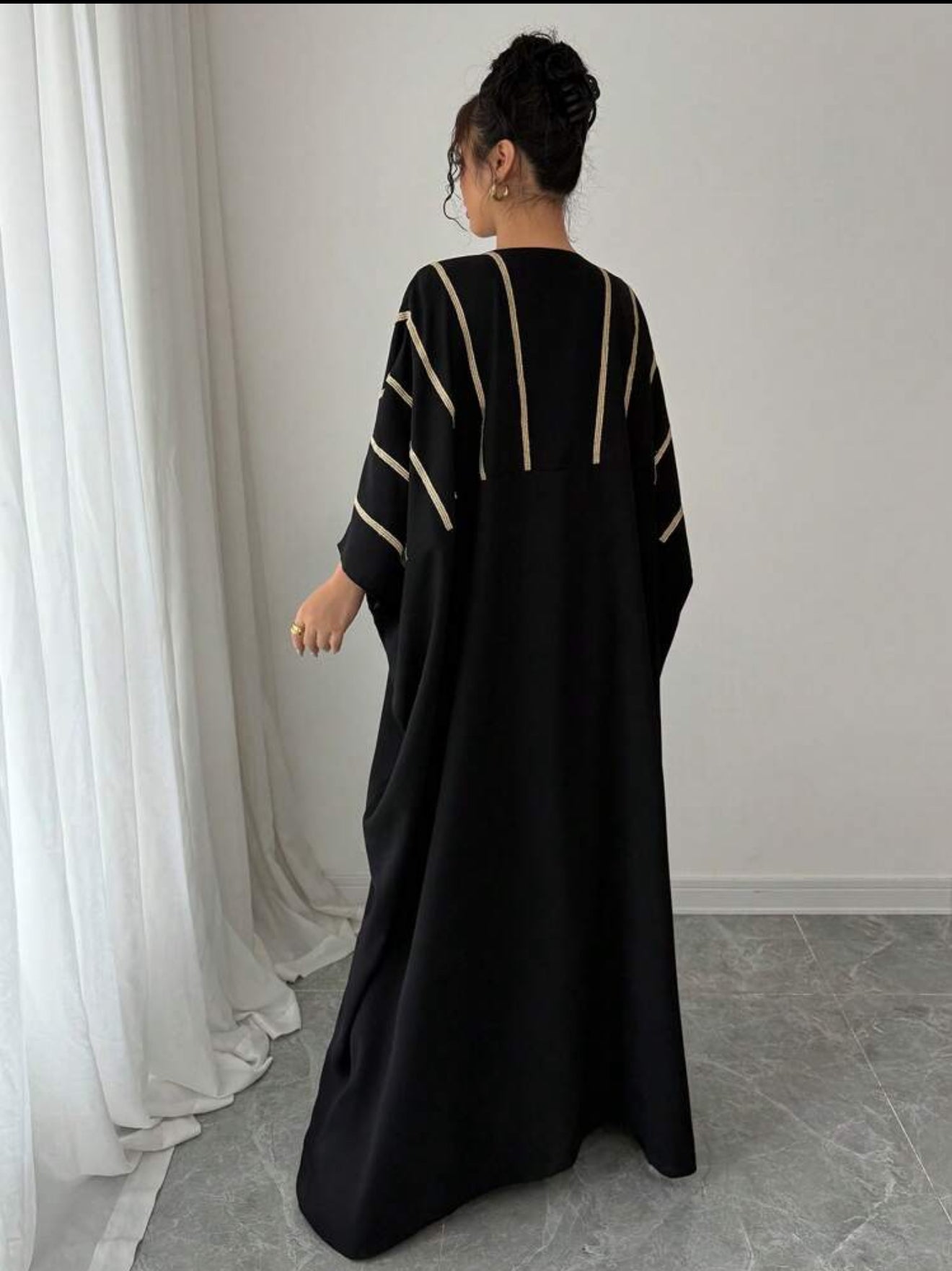 Abaya élégante à rayures dorées – Coupe ample et ceinture perlée