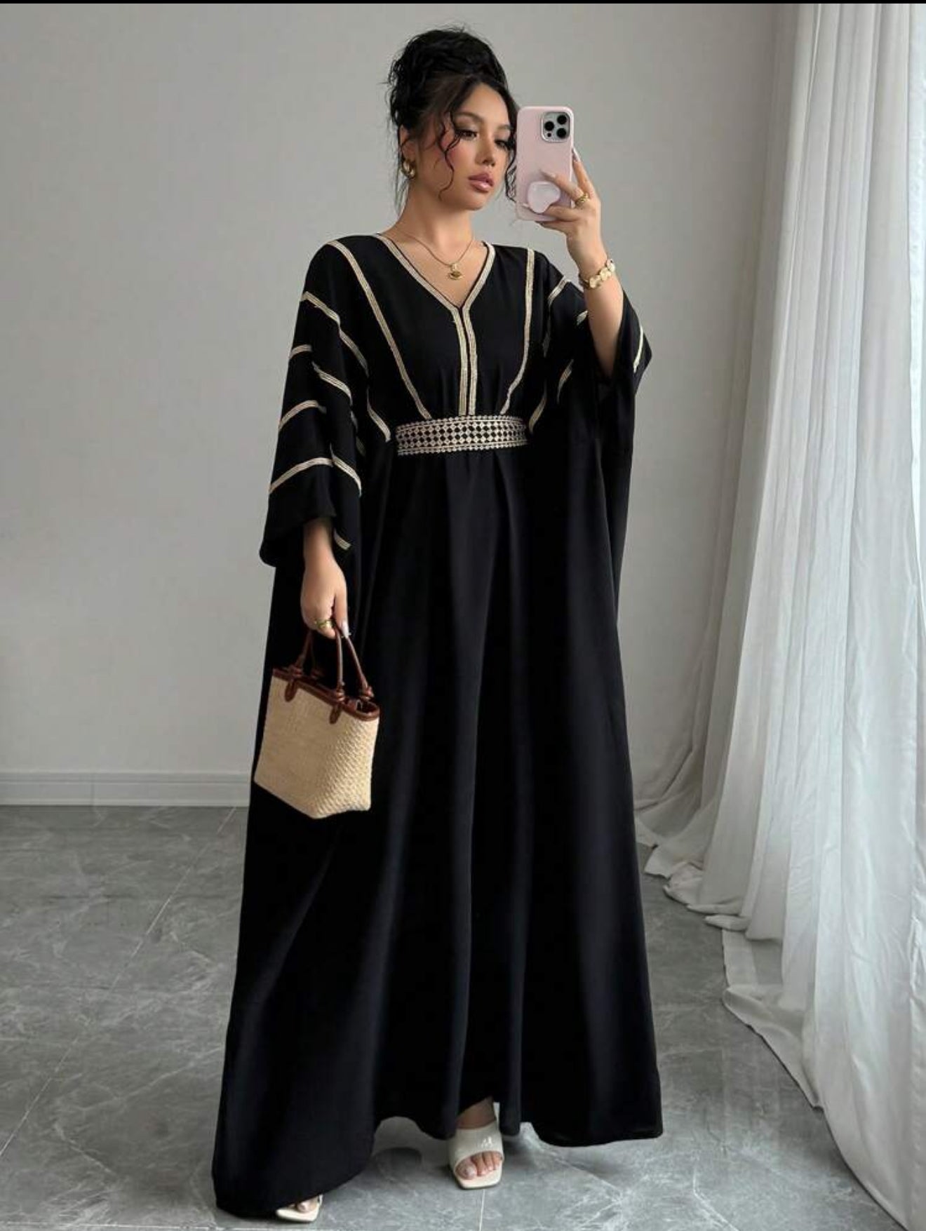 Abaya élégante à rayures dorées – Coupe ample et ceinture perlée
