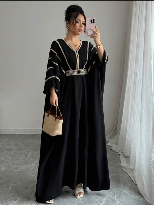 Abaya élégante à rayures dorées – Coupe ample et ceinture perlée