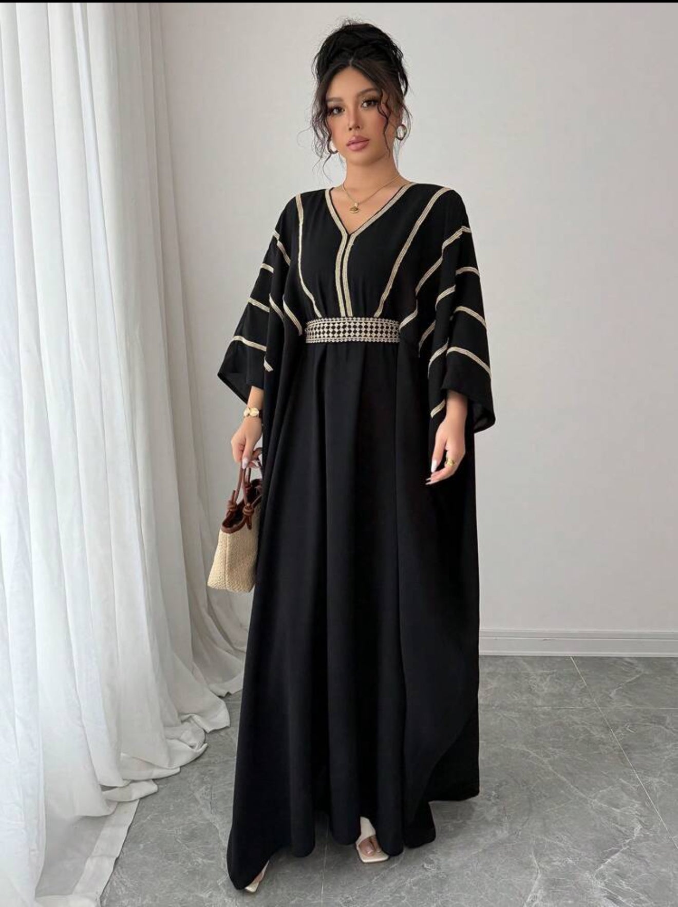 Abaya élégante à rayures dorées – Coupe ample et ceinture perlée