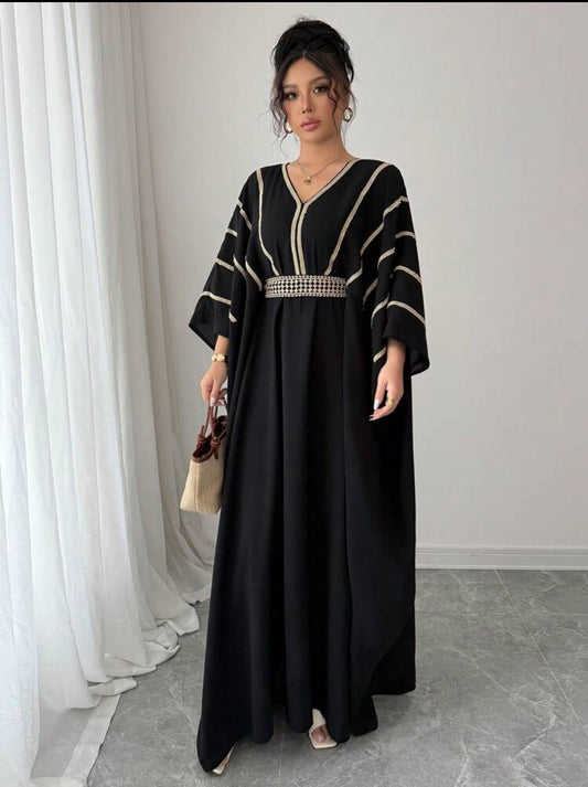 Abaya élégante à rayures dorées – Coupe ample et ceinture perlée